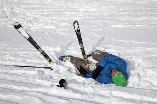 五歲兒童隨舅舅滑野雪遭遇不幸身亡，引發(fā)社會關(guān)注與反思，五歲兒童滑野雪不幸身亡，引發(fā)社會關(guān)注和反思