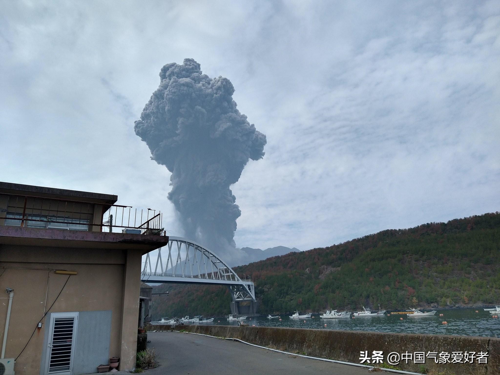 日本火山噴發(fā)灰柱高達(dá)3400米，自然的熱烈力量展現(xiàn)，日本火山熱烈噴發(fā)，灰柱直沖云霄，展現(xiàn)自然震撼力量