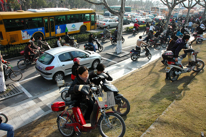 電動車數(shù)量激增導(dǎo)致的校園擁堵問題探究，校園電動車數(shù)量激增引發(fā)的擁堵問題探究