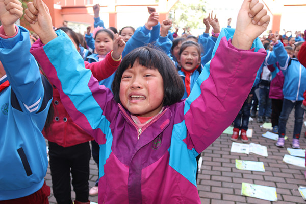 小學(xué)生考100分喜極而泣，一份努力，一份收獲，小學(xué)生努力取得滿分，喜極而泣，一份努力，一份收獲