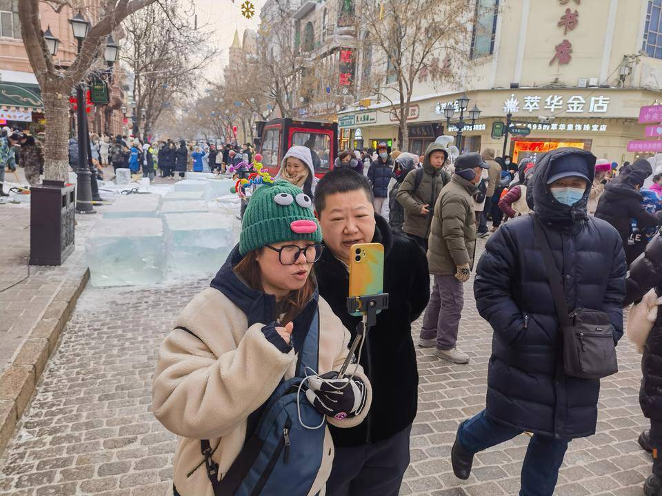 外國游客被爾濱硬控了，深度解讀城市魅力與旅游新體驗，爾濱城市魅力與旅游新體驗，外國游客的深度解讀與硬控經(jīng)歷