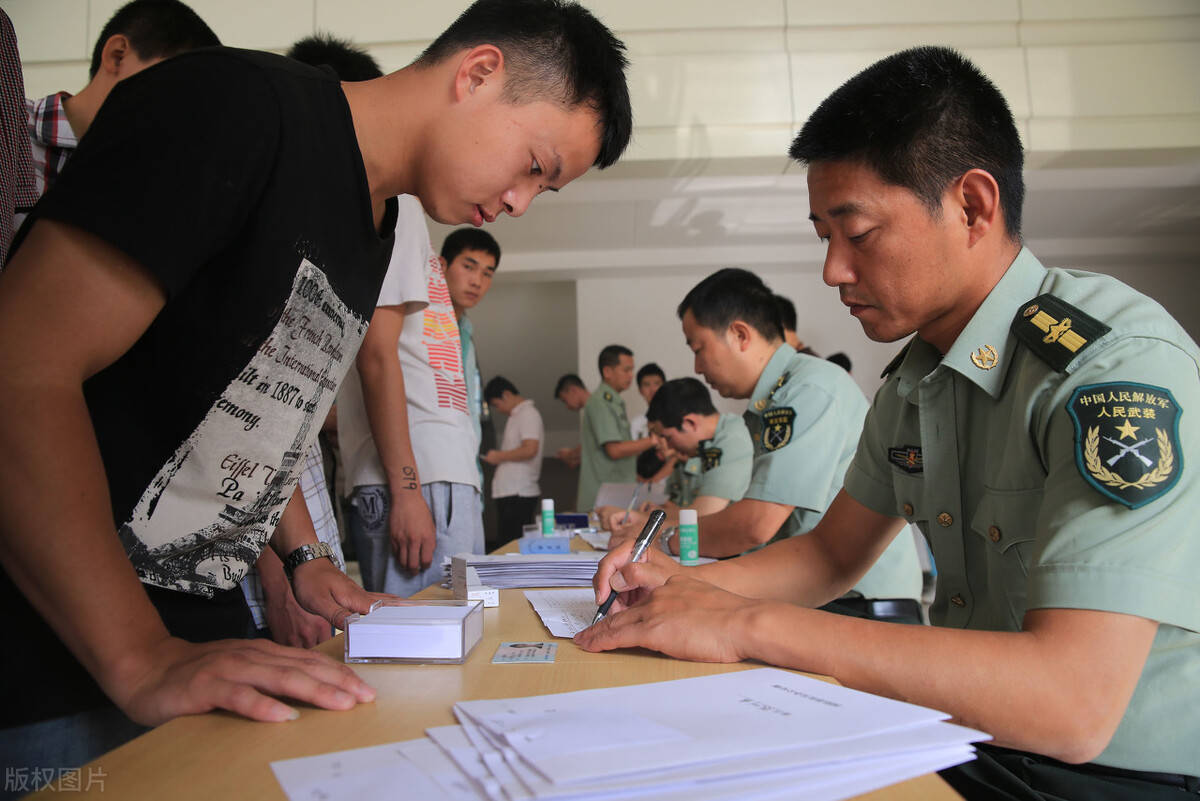 在學(xué)校報(bào)名參軍與在家報(bào)名的區(qū)別，一種選擇兩種情境，學(xué)校與家庭報(bào)名參軍，不同選擇下的兩種情境對(duì)比